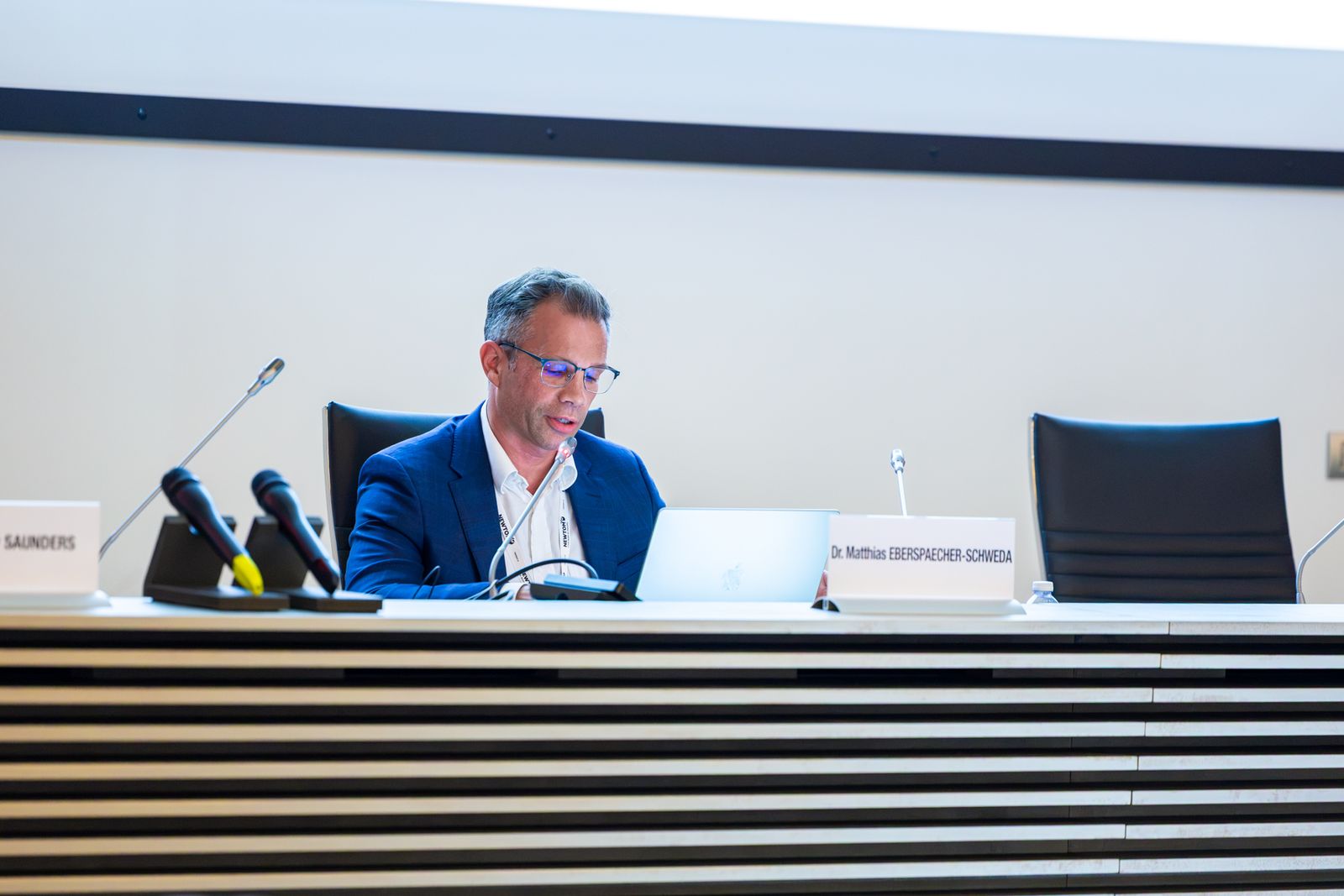 Dr. Eberspächer-Schweda während seines Vortrags „Beyond the Tooth“ in Imola